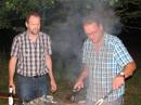 Rudi und Michael Wenzel am Grill.